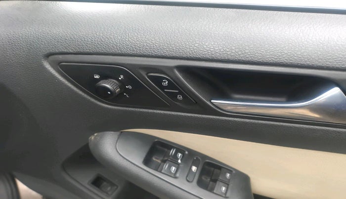 2011 Volkswagen Jetta HIGHLINE TDI AT, Diesel, Automatic, 1,50,067 km, interior