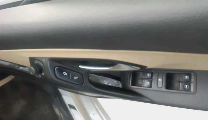 2018 Volkswagen Ameo HIGHLINE PLUS 1.5L 16 ALLOY, Diesel, Manual, 2,28,347 km, interior