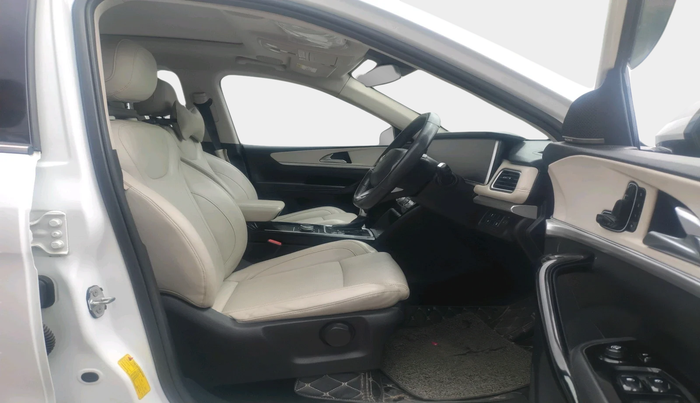 2022 Mahindra XUV700 AX 7 LUXURY D AWD AT 7 STR, Diesel, Automatic, 96,612 km, interior