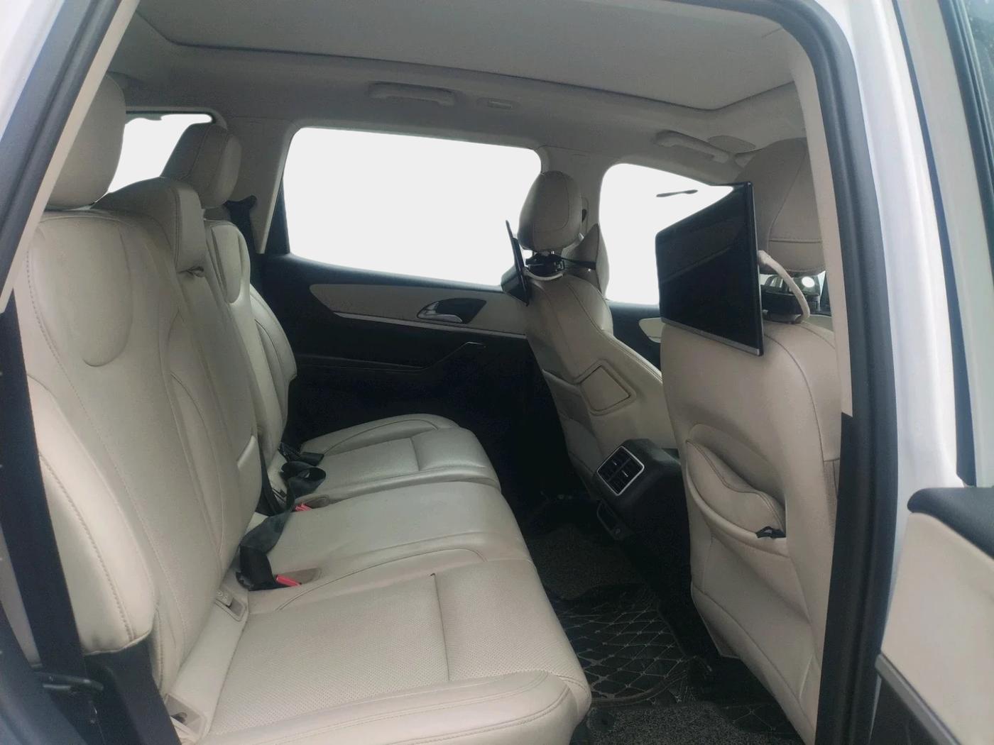 2022 Mahindra XUV700 AX 7 LUXURY D AWD AT 7 STR, Diesel, Automatic, 96,612 km, interior