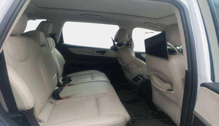 2022 Mahindra XUV700 AX 7 LUXURY D AWD AT 7 STR, Diesel, Automatic, 96,612 km, interior