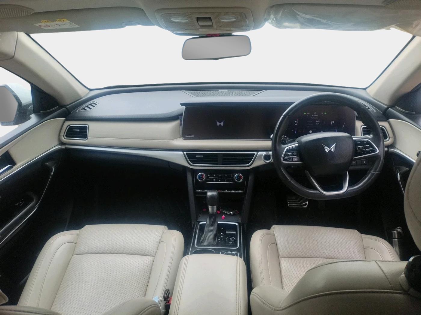 2022 Mahindra XUV700 AX 7 LUXURY D AWD AT 7 STR, Diesel, Automatic, 96,612 km, interior