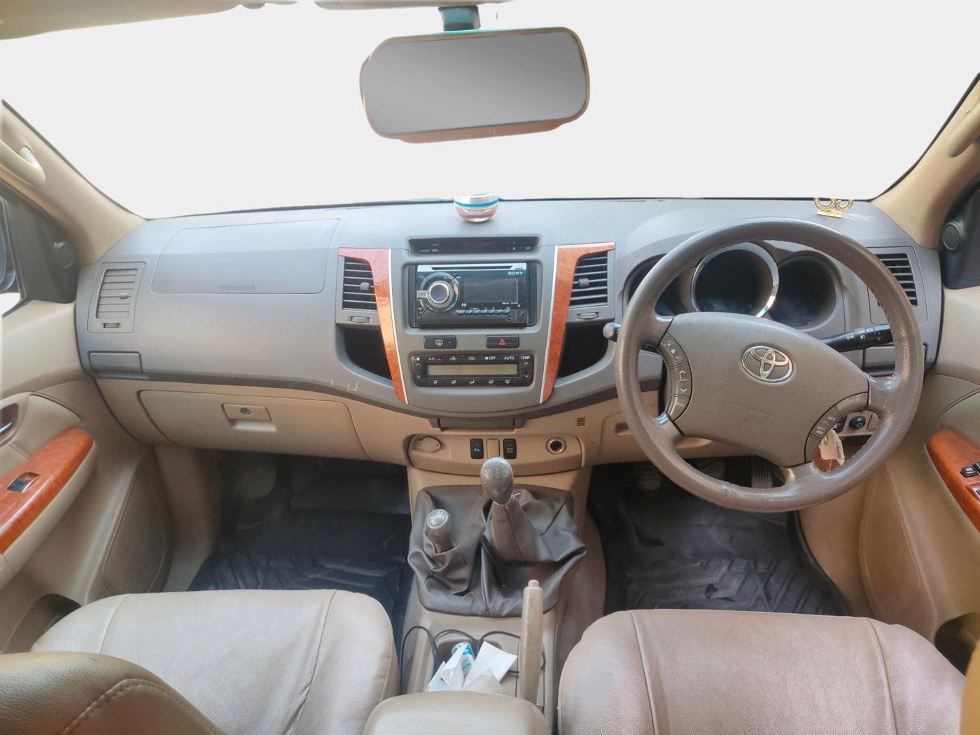 2010 Toyota Fortuner 3.0 4X4 MT, Diesel, Manual, 89,929 km, interior