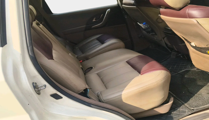 2015 Mahindra XUV500 W8, Diesel, Manual, 1,48,965 km, interior