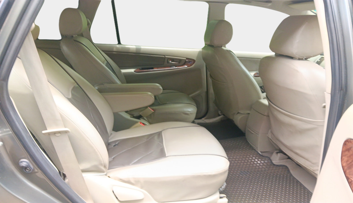 2013 Toyota Innova 2.5 VX 7 STR, Diesel, Manual, 67,310 km, interior
