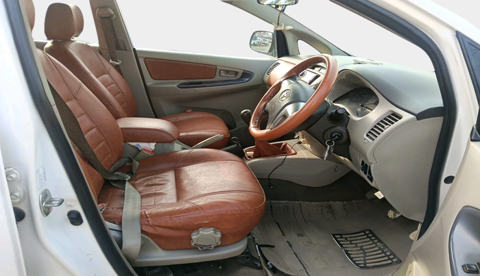 2014 Toyota Innova 2.5 GX 7 STR, Diesel, Manual, 1,74,246 km, interior