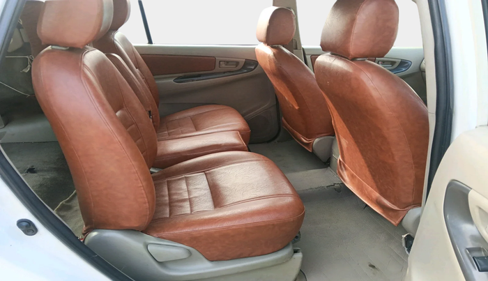 2014 Toyota Innova 2.5 GX 7 STR, Diesel, Manual, 1,74,246 km, interior