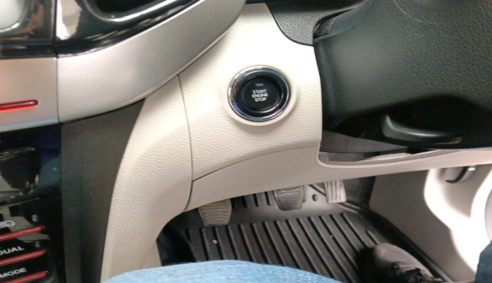 2022 Mahindra XUV300 W8 1.5 DIESEL, Diesel, Manual, 13,637 km, interior