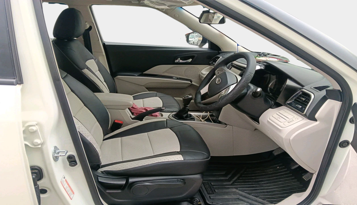 2022 Mahindra XUV300 W8 1.5 DIESEL, Diesel, Manual, 13,637 km, interior