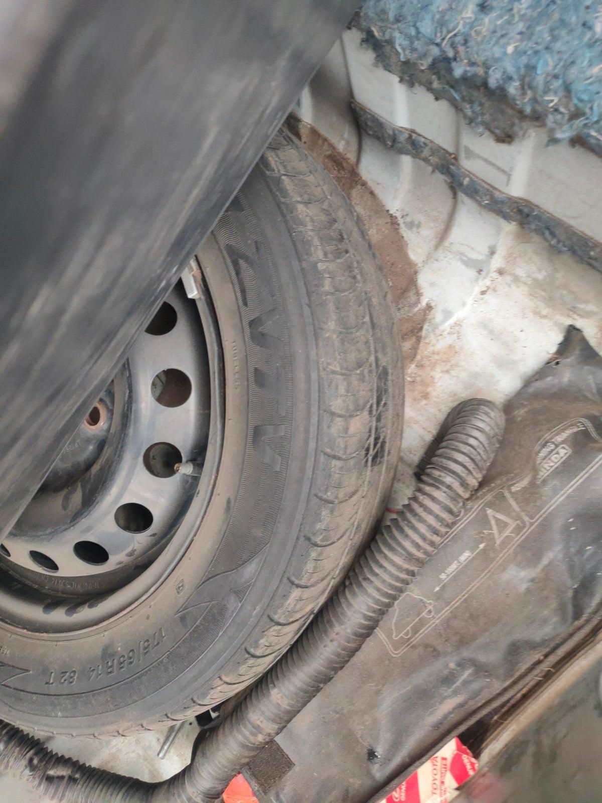 2011 Toyota Etios G, Petrol, Manual, 77,492 km, tyre