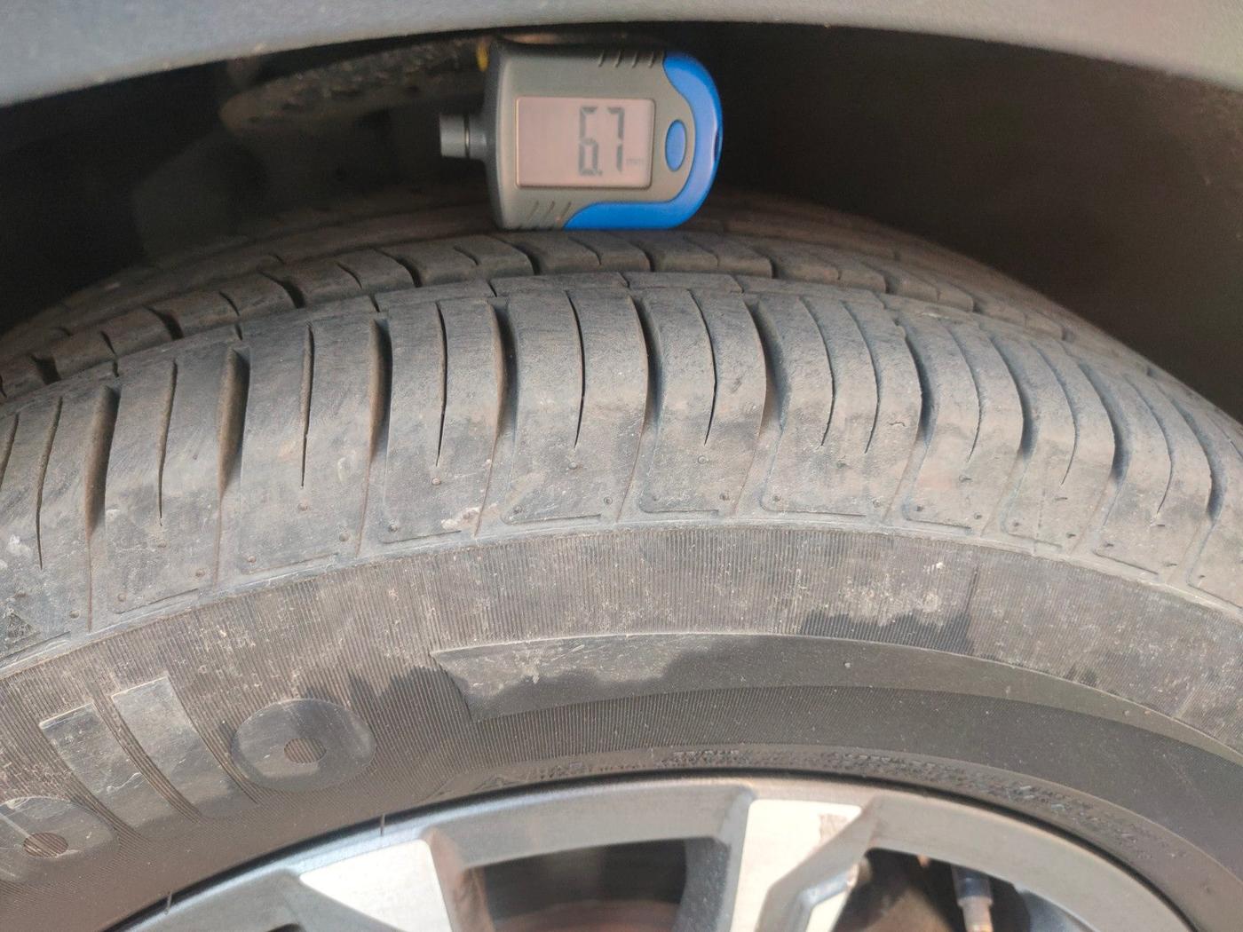 2021 Mahindra XUV700 AX 7 LUXURY D AT 7 STR, Diesel, Automatic, 54,882 km, tyre