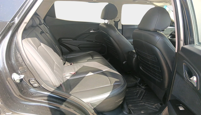 2022 Mahindra XUV300 W8 (O) 1.2 PETROL, Petrol, Manual, 42,819 km, interior