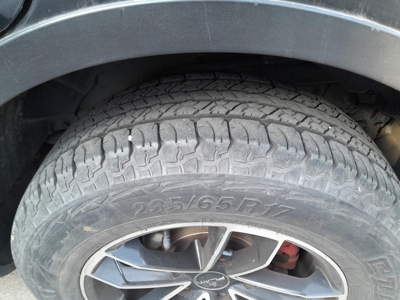 2015 Mahindra XUV500 W6, Diesel, Manual, 80,204 km, tyre