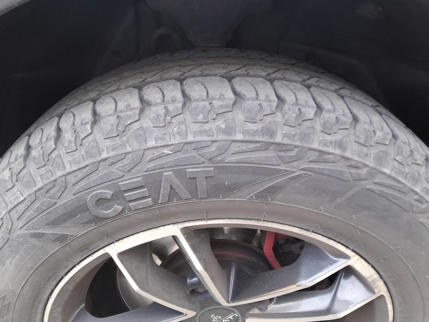 2015 Mahindra XUV500 W6, Diesel, Manual, 80,204 km, tyre
