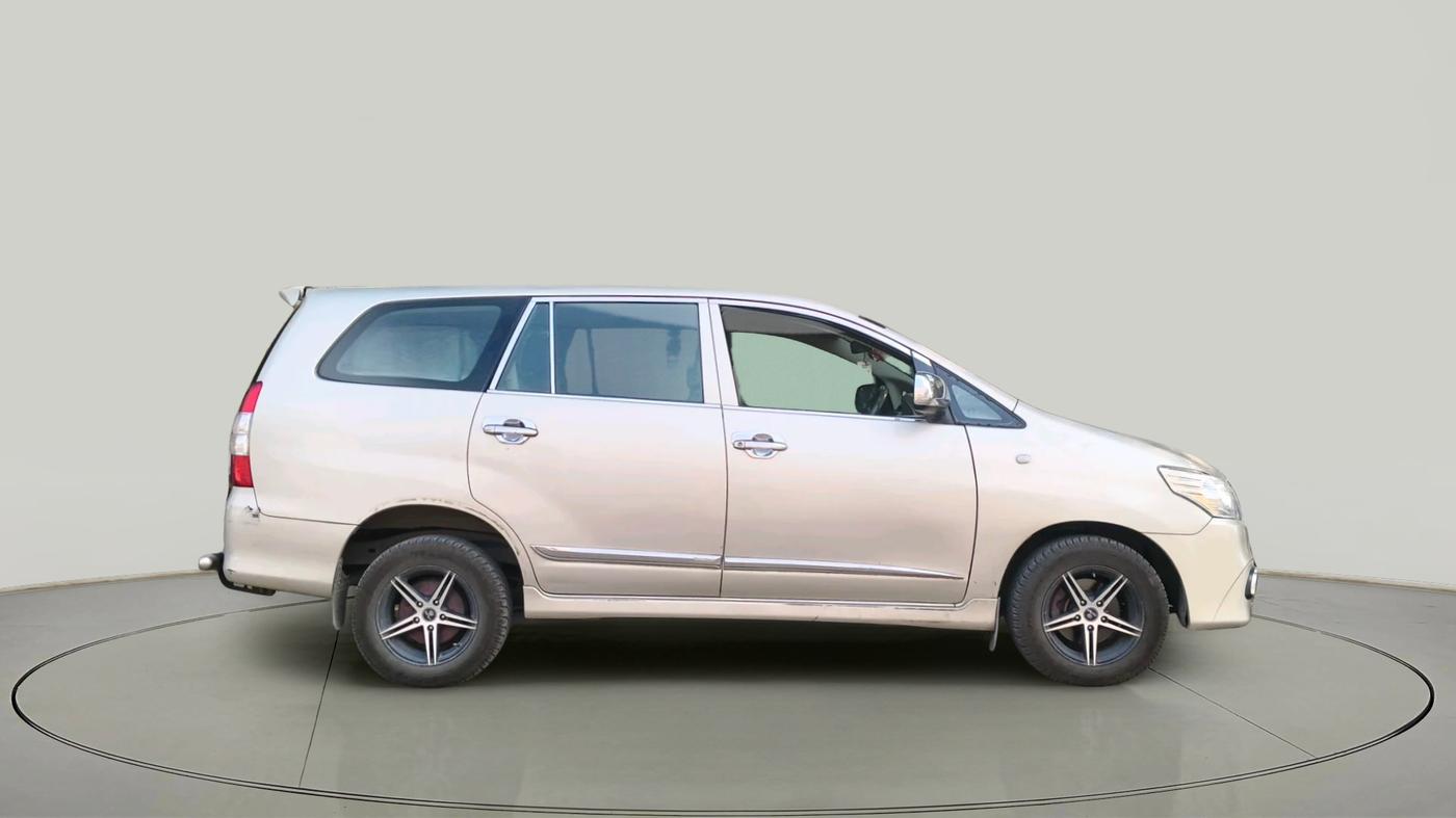 2014 Toyota Innova 2.5 GX 7 STR, Diesel, Manual, 1,41,000 km, exterior