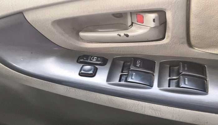 2014 Toyota Innova 2.5 GX 7 STR, Diesel, Manual, 1,40,193 km, interior