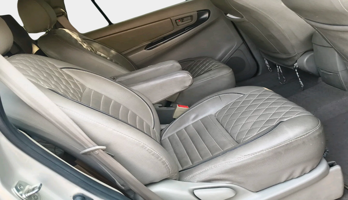 2014 Toyota Innova 2.5 GX 7 STR, Diesel, Manual, 1,40,193 km, interior