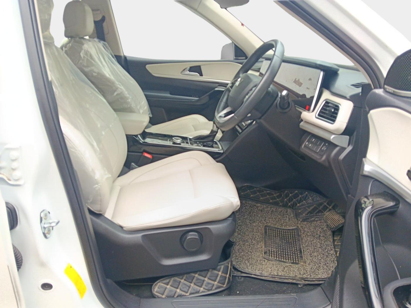 2023 Mahindra XUV700 AX 7 LUXURY P AT 7 STR, Petrol, Automatic, 16,671 km, interior