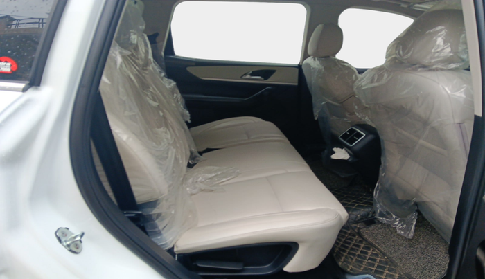 2023 Mahindra XUV700 AX 7 LUXURY P AT 7 STR, Petrol, Automatic, 16,671 km, interior