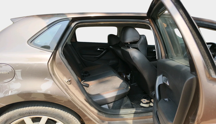 2017 Volkswagen Polo HIGHLINE PLUS 1.2(16 ALLOY, Petrol, Manual, 1,14,672 km, interior