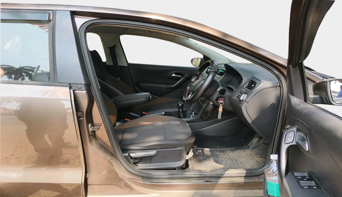 2017 Volkswagen Polo HIGHLINE PLUS 1.2(16 ALLOY, Petrol, Manual, 1,14,672 km, interior