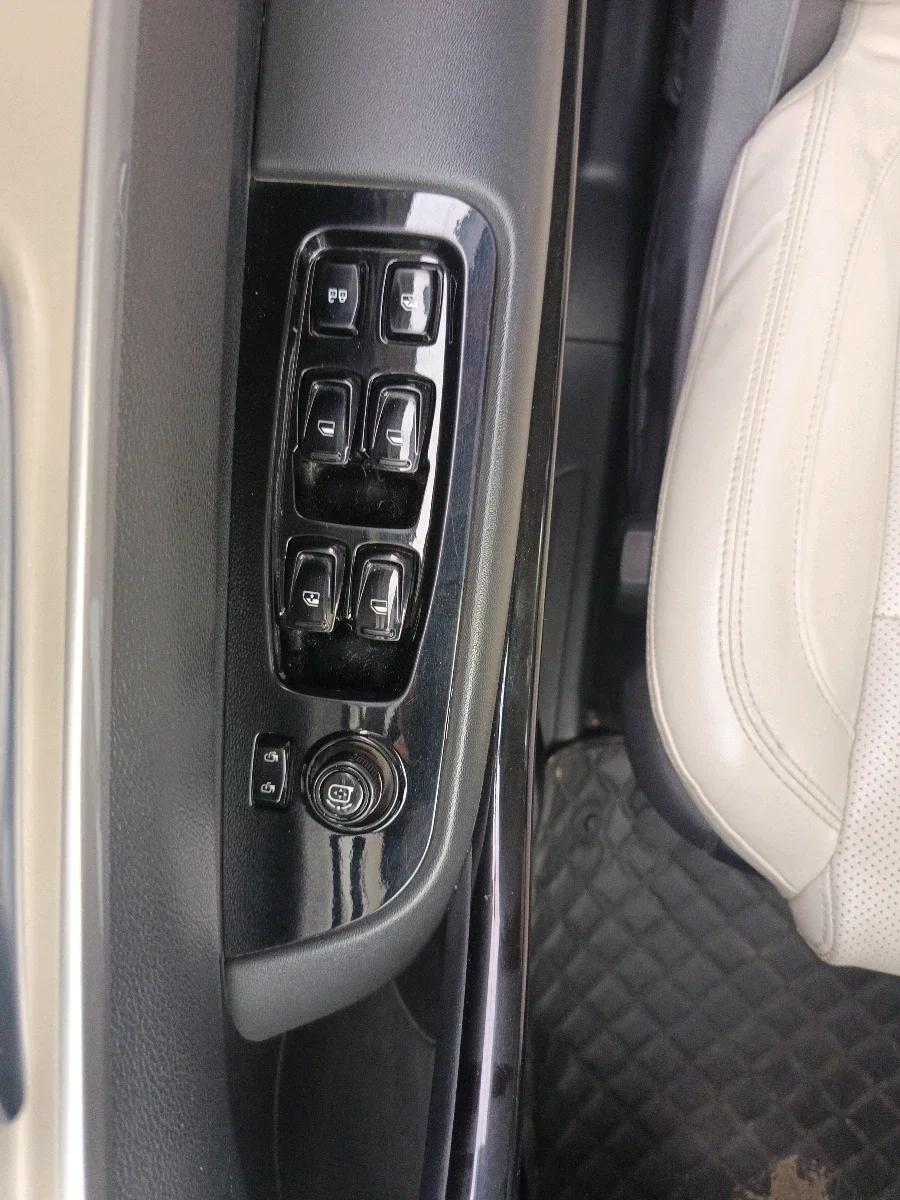 2022 Mahindra XUV700 AX 7 LUXURY D AT 7 STR, Diesel, Automatic, 95,388 km, interior