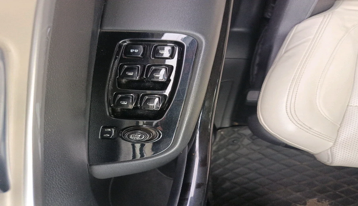 2022 Mahindra XUV700 AX 7 LUXURY D AT 7 STR, Diesel, Automatic, 95,388 km, interior