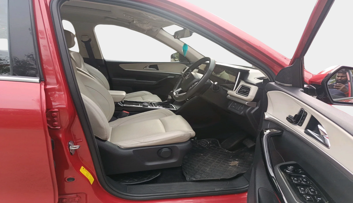 2022 Mahindra XUV700 AX 7 LUXURY D AT 7 STR, Diesel, Automatic, 95,388 km, interior