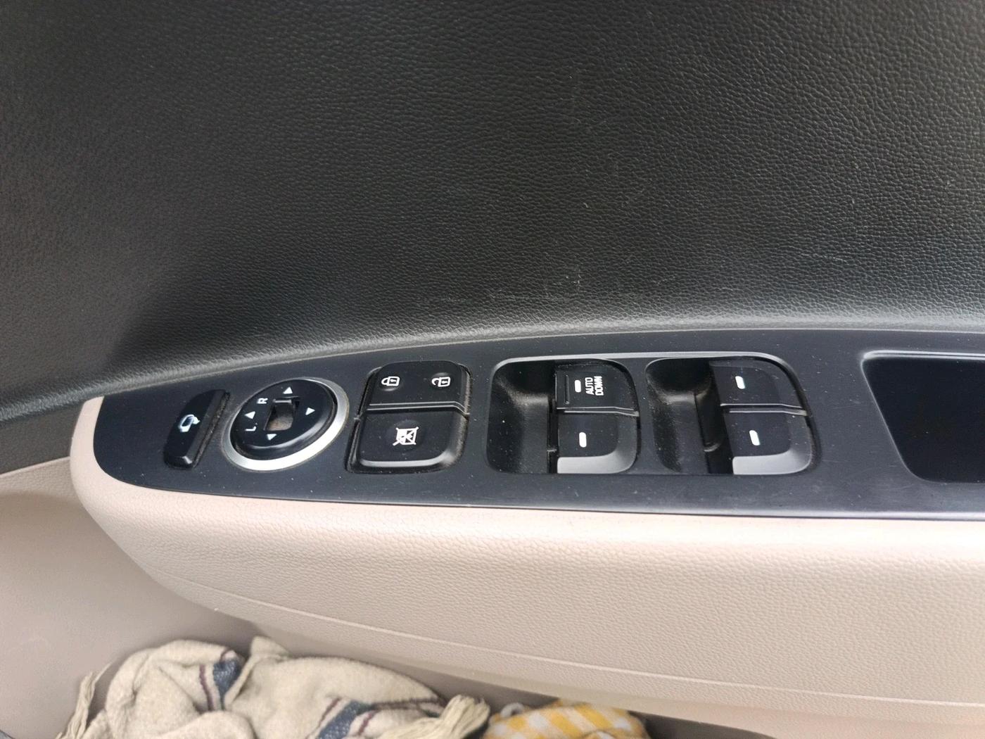 2016 Hyundai Grand i10 ASTA AT 1.2 KAPPA VTVT, Petrol, Automatic, 1,03,225 km, interior