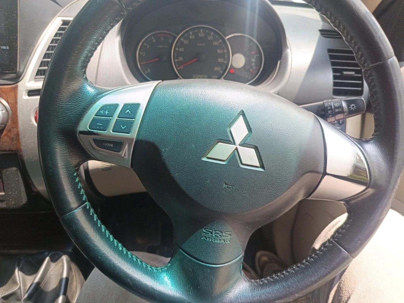 2012 Mitsubishi Pajero Sport 2.5 MT, Diesel, Manual, 1,20,000 km, interior