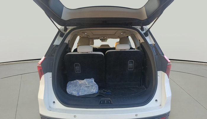 2021 Mahindra XUV700 AX 7 P AT 7 STR, Petrol, Automatic, 1,02,378 km, exterior