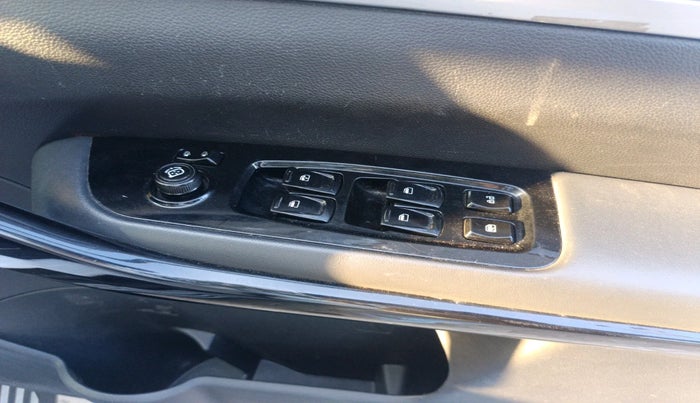 2021 Mahindra XUV700 AX 7 P AT 7 STR, Petrol, Automatic, 1,02,378 km, interior