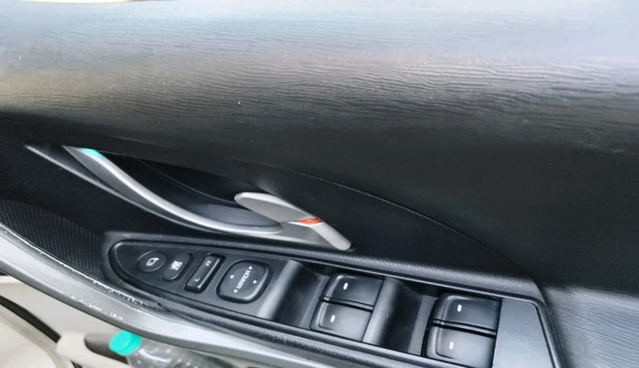 2016 Mahindra XUV500 W6, Diesel, Manual, 1,17,955 km, interior