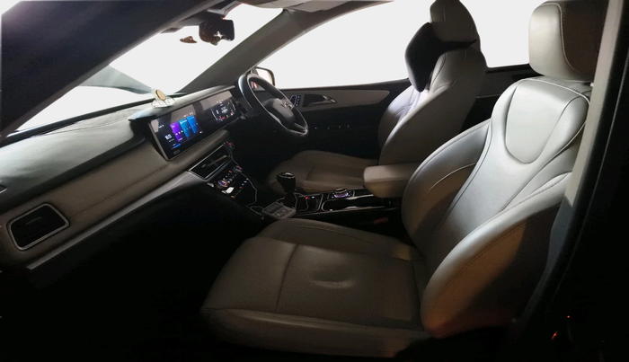 2022 Mahindra XUV700 AX 7 LUXURY D MT 7 STR, Diesel, Manual, 1,21,420 km, interior
