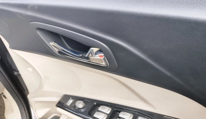 2021 Mahindra XUV300 W8 (O) 1.2 PETROL, Petrol, Manual, 9,727 km, interior