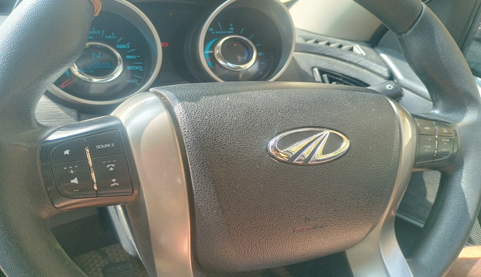 2018 Mahindra XUV500 W7, Diesel, Manual, 1,20,609 km, interior