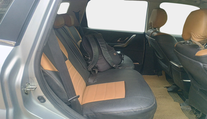 2018 Mahindra XUV500 W7, Diesel, Manual, 1,20,609 km, interior