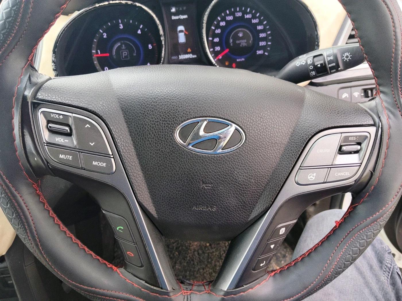 2015 Hyundai Santa Fe 4 WD AT, Diesel, Automatic, 2,07,244 km, interior