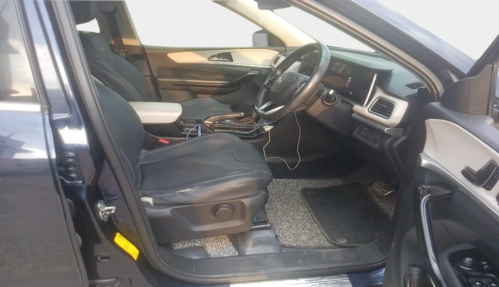 2022 Mahindra XUV700 AX 7 D AT 7 STR, Diesel, Automatic, 93,000 km, interior