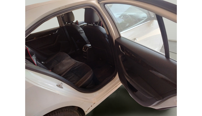 2015 Skoda Octavia ELEGANCE 1.8 TSI AT, Petrol, Automatic, 1,23,940 km, interior