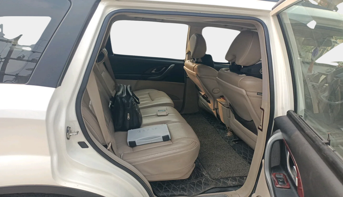 2017 Mahindra XUV500 W10 1.99, Diesel, Manual, 68,531 km, interior