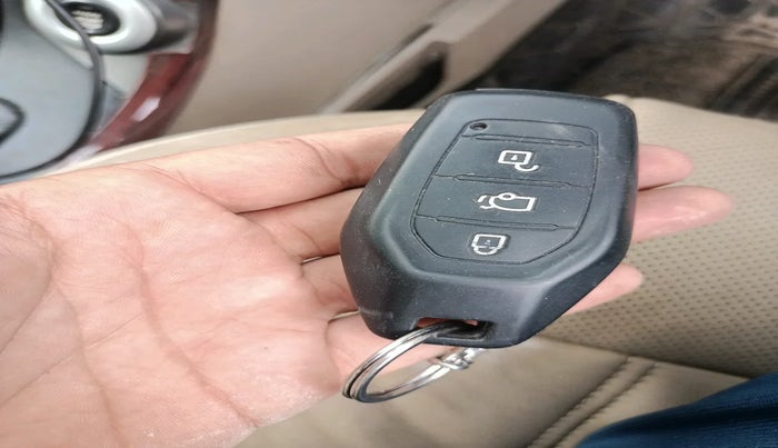 2017 Mahindra XUV500 W10 1.99, Diesel, Manual, 68,531 km, interior