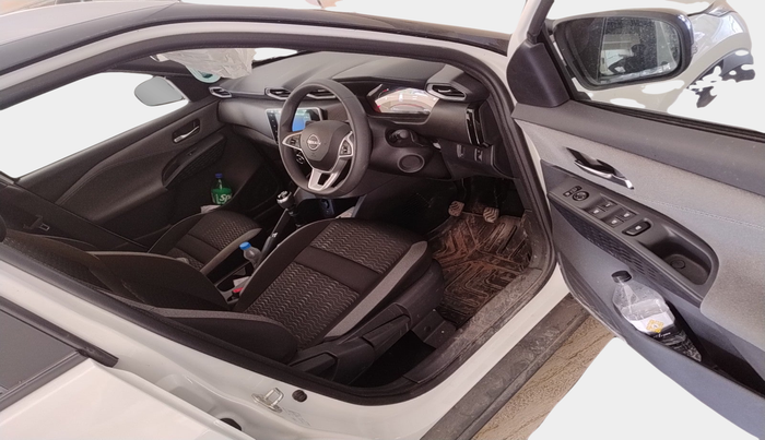 2024 Nissan MAGNITE N-Connecta B4D 1.0 Petrol MT Dual Tone, Petrol, Manual, 2,300 km, interior