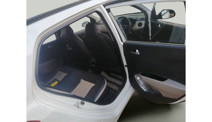 2015 Hyundai Grand i10 SPORTZ 1.2 KAPPA VTVT, Petrol, Manual, 1,02,721 km, interior