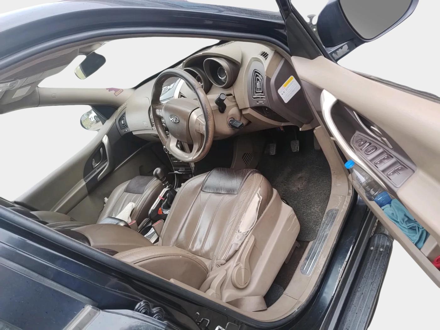 2014 Mahindra XUV500 W8, Diesel, Manual, 1,81,520 km, interior