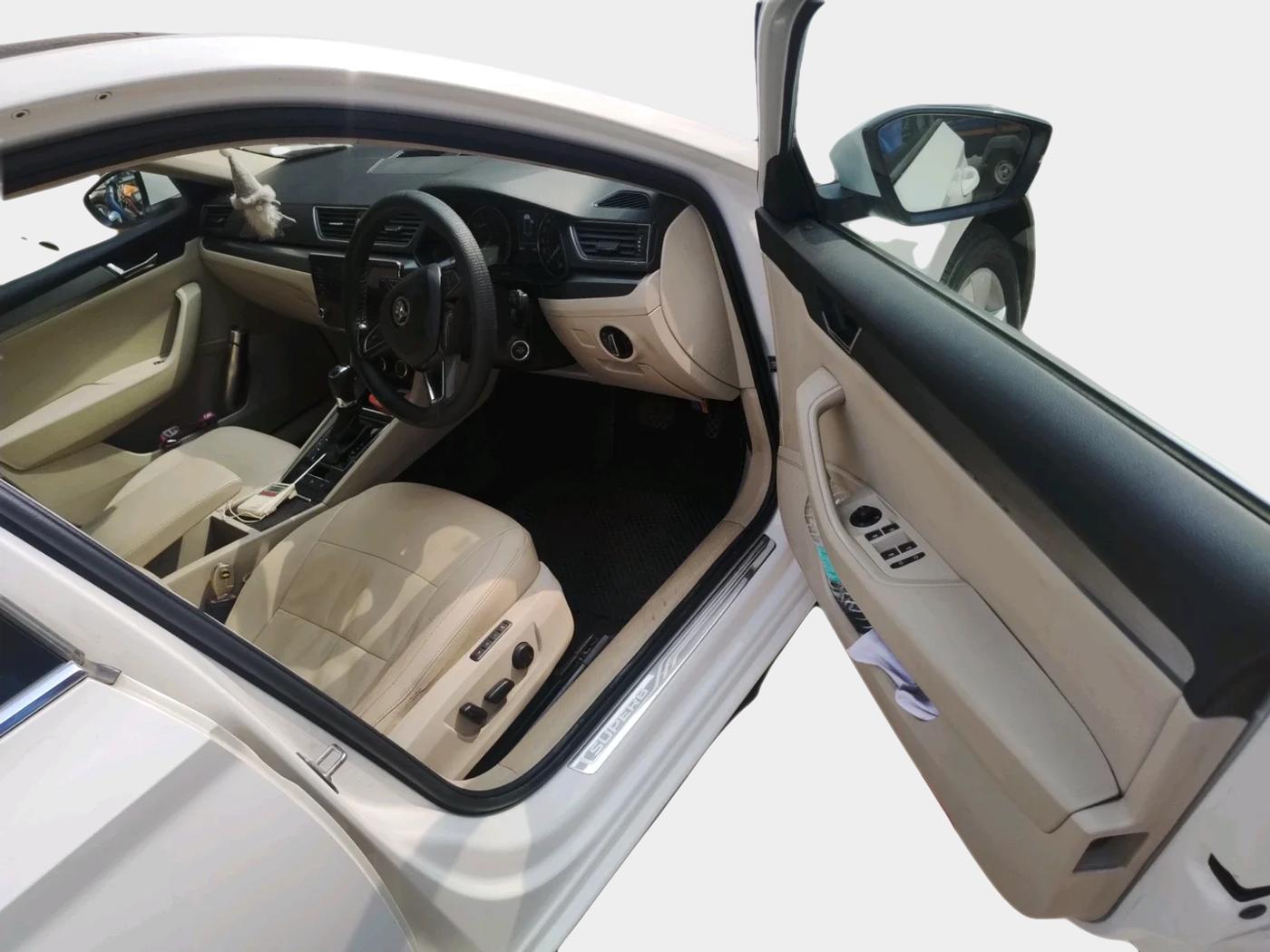 2018 Skoda Superb STYLE 1.8 TSI AT, Petrol, Automatic, 1,01,650 km, interior