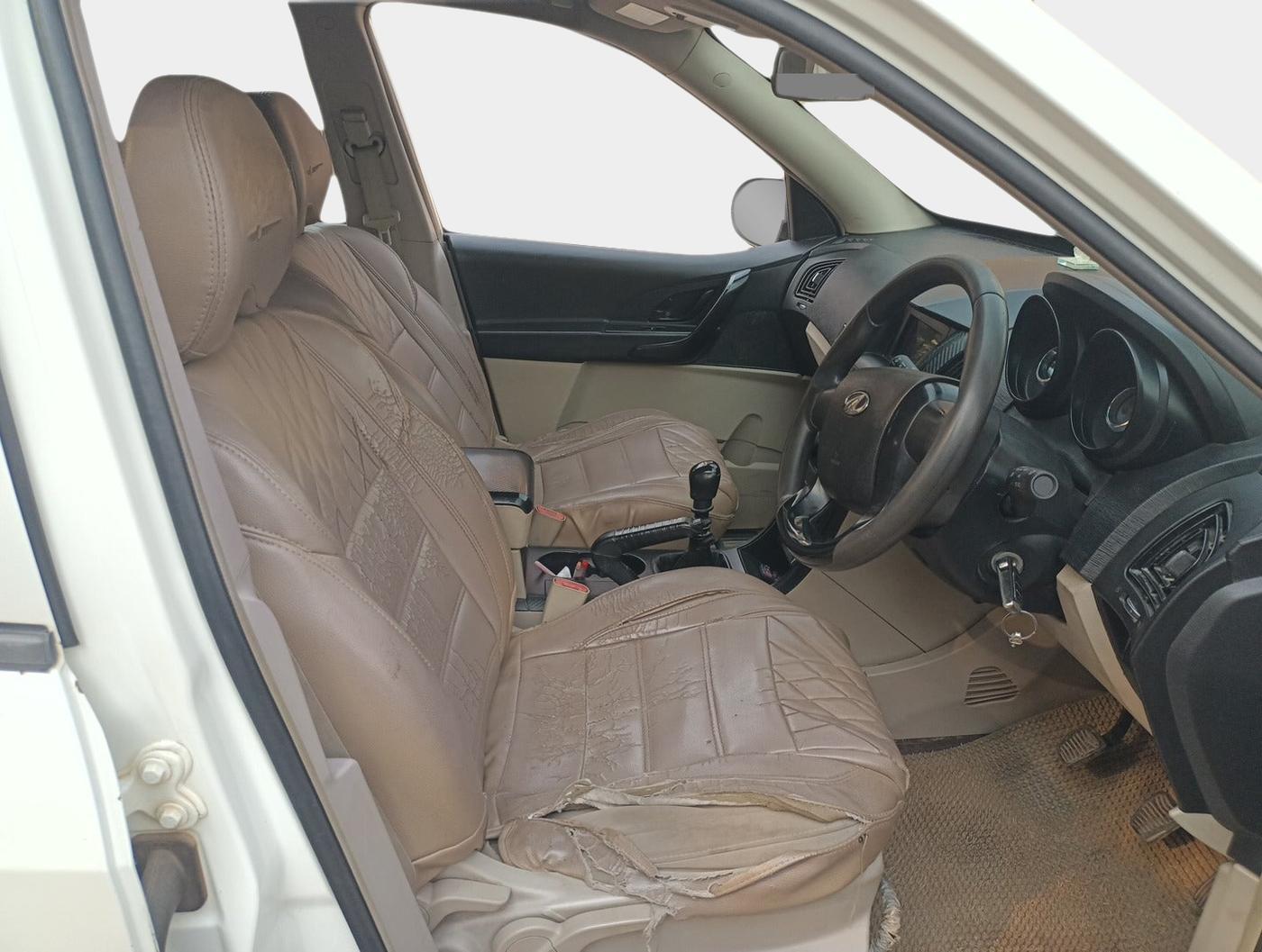 2017 Mahindra XUV500 W4, Diesel, Manual, 1,36,112 km, interior
