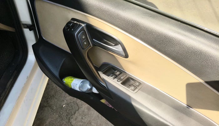 2015 Volkswagen Polo HIGHLINE1.5L, Diesel, Manual, 1,12,646 km, interior