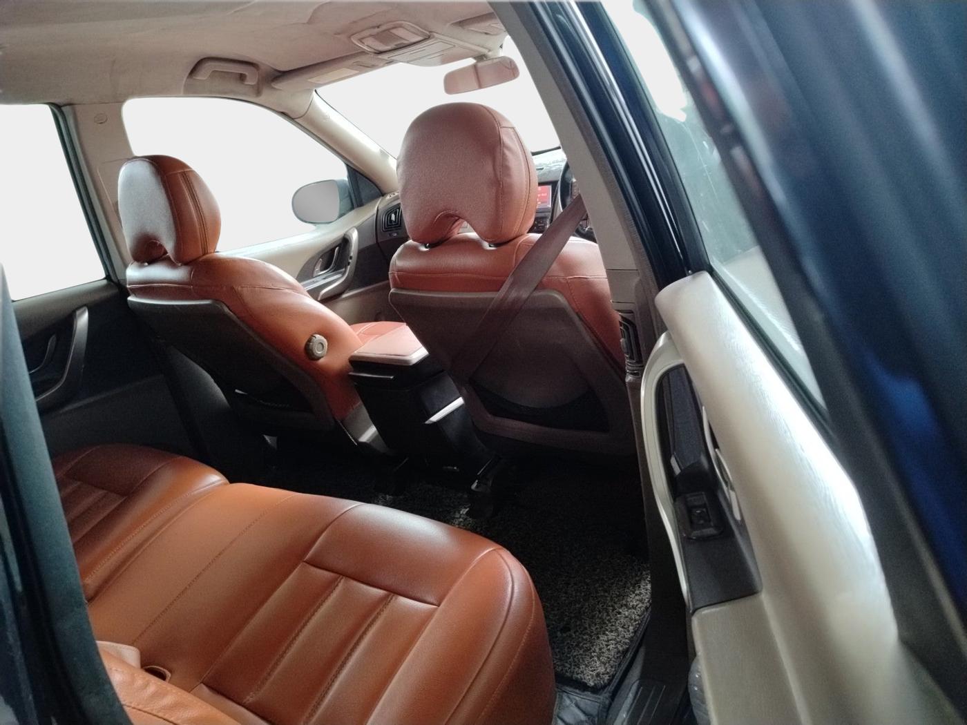 2014 Mahindra XUV500 W8, Diesel, Manual, 1,20,197 km, interior