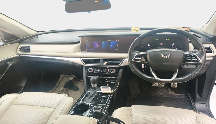 2022 Mahindra XUV700 AX 7 LUXURY D AT 7 STR, Diesel, Automatic, 76,167 km, interior